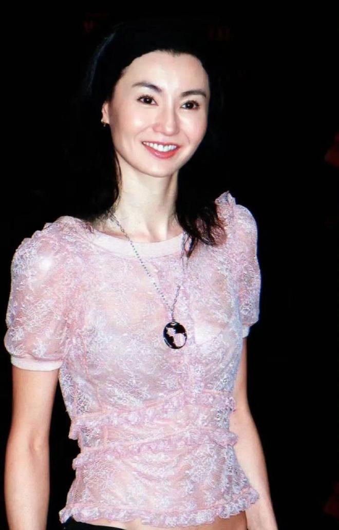 全网60岁依然是大家最爱的穿衣榜样开元棋牌试玩张曼玉的平价穿搭火遍(图3)