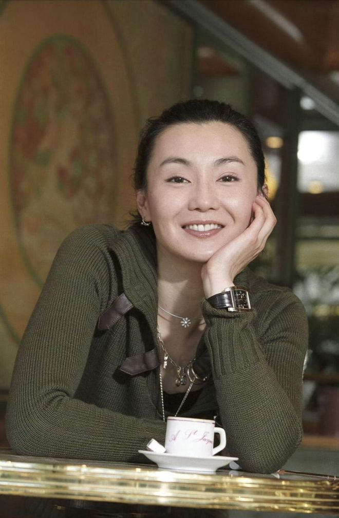 全网60岁依然是大家最爱的穿衣榜样开元棋牌试玩张曼玉的平价穿搭火遍(图22)
