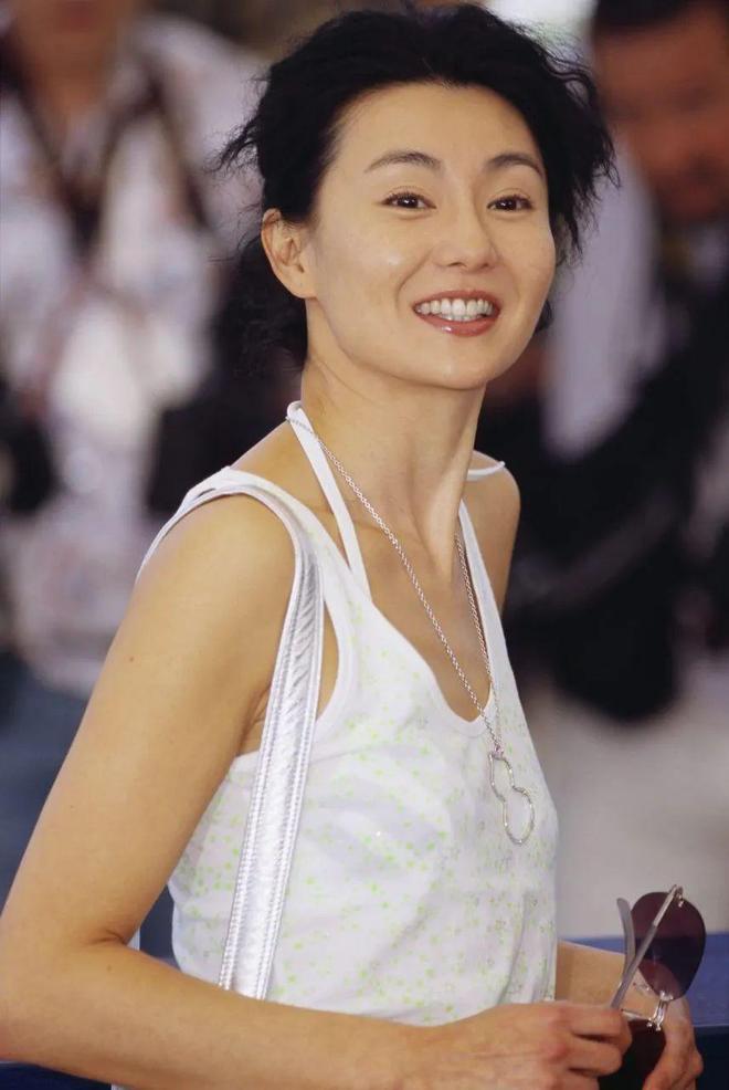 全网60岁依然是大家最爱的穿衣榜样开元棋牌试玩张曼玉的平价穿搭火遍(图28)