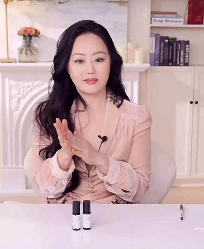 金女”一边缺钱一边赚开元棋牌“香港头号拜(图35)