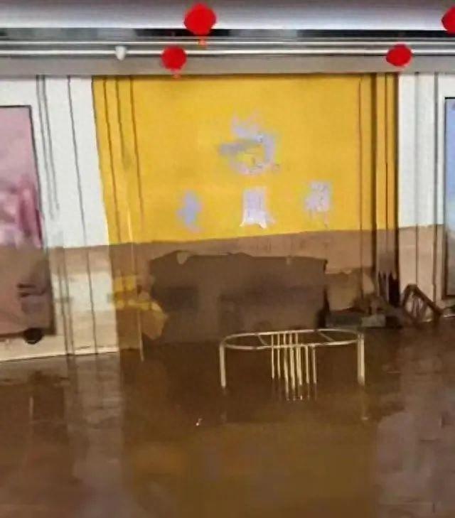 “骗保”：因大意未提前转移财物警方：正在侦查结果将公布开元棋牌app损失千万的金店店内监控首次曝光店主否认(图2)