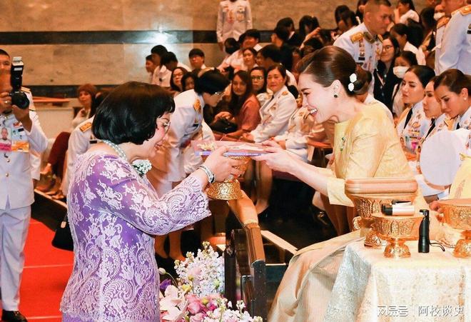 伞裙配蓝宝石耳环又变嫩了越来越惊艳开元棋牌苏提达出席歌舞节！穿嫩黄(图1)