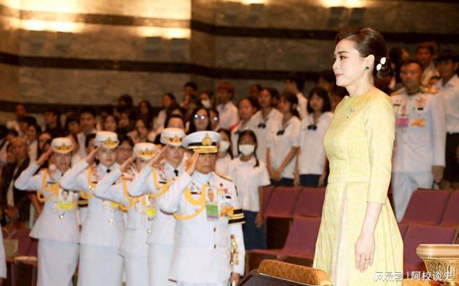 伞裙配蓝宝石耳环又变嫩了越来越惊艳开元棋牌苏提达出席歌舞节！穿嫩黄(图2)