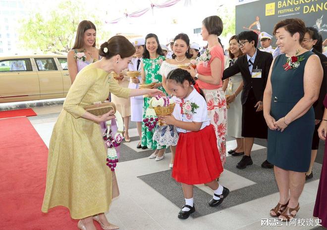 伞裙配蓝宝石耳环又变嫩了越来越惊艳开元棋牌苏提达出席歌舞节！穿嫩黄(图3)