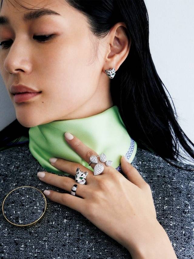 要学会用珠宝50+女性尤其不可忽略开元ky棋牌灰色穿搭的高级感秘诀：(图3)