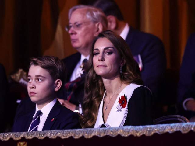 娃领大衣清新脱俗乔治王子当护花使者开元棋牌app凯特王妃走少女路线娃(图2)