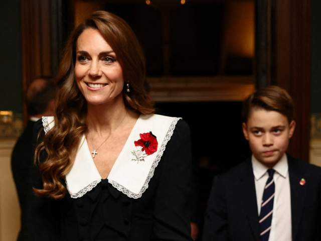 娃领大衣清新脱俗乔治王子当护花使者开元棋牌app凯特王妃走少女路线娃(图4)