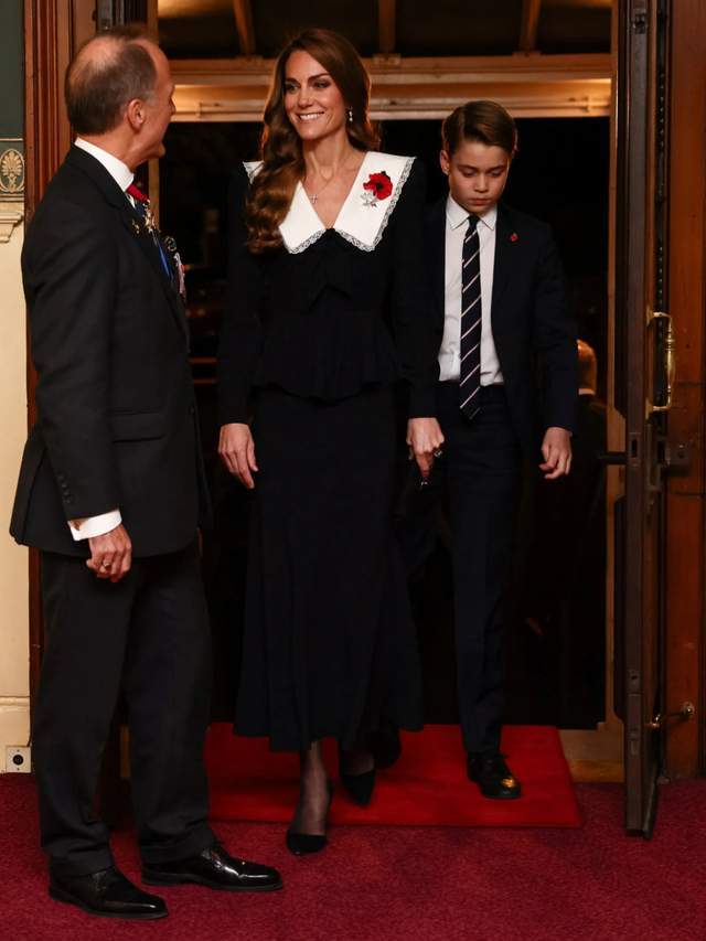 娃领大衣清新脱俗乔治王子当护花使者开元棋牌app凯特王妃走少女路线娃(图5)