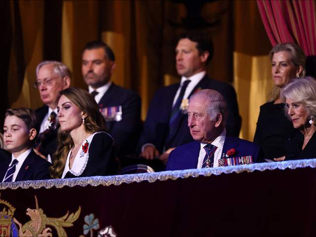 娃领大衣清新脱俗乔治王子当护花使者开元棋牌app凯特王妃走少女路线娃(图6)