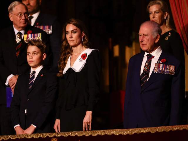 娃领大衣清新脱俗乔治王子当护花使者开元棋牌app凯特王妃走少女路线娃(图7)