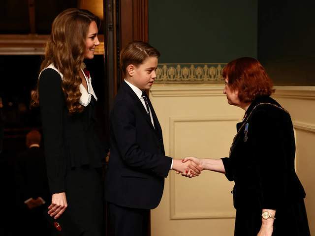 娃领大衣清新脱俗乔治王子当护花使者开元棋牌app凯特王妃走少女路线娃(图9)