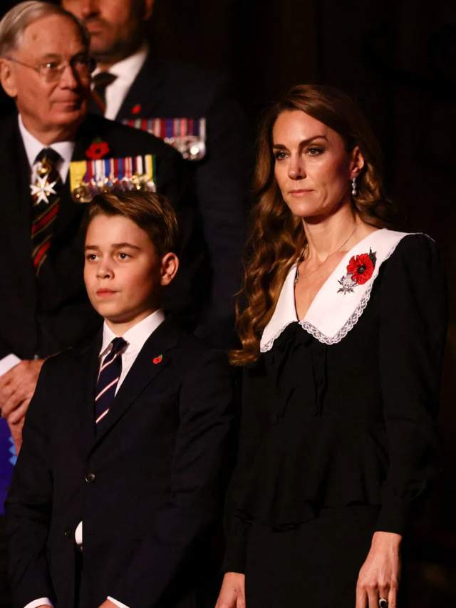 娃领大衣清新脱俗乔治王子当护花使者开元棋牌app凯特王妃走少女路线娃(图10)