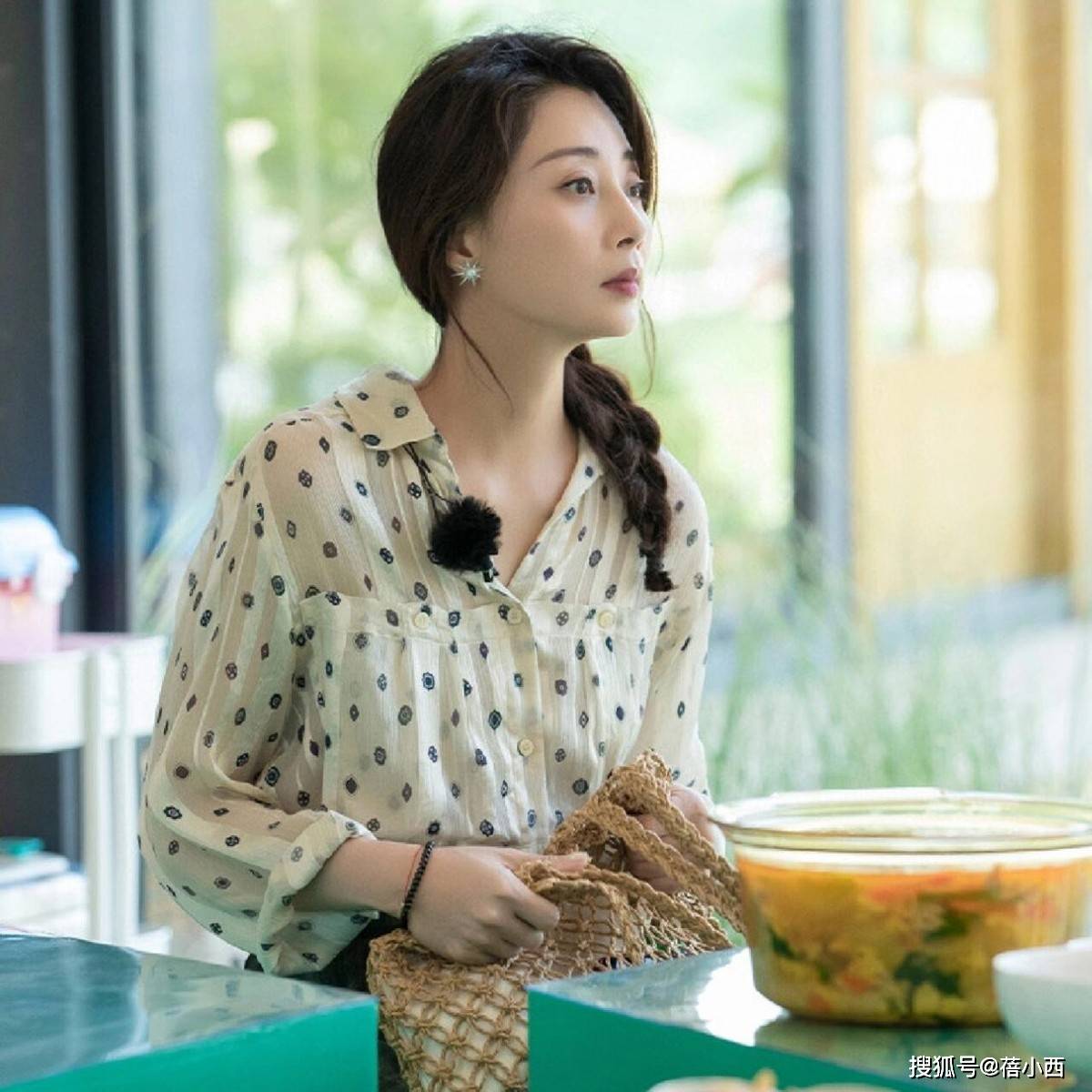 很值得中年女性借鉴时尚、优雅还减龄开元棋牌被45岁殷桃的穿搭惊艳到！(图3)