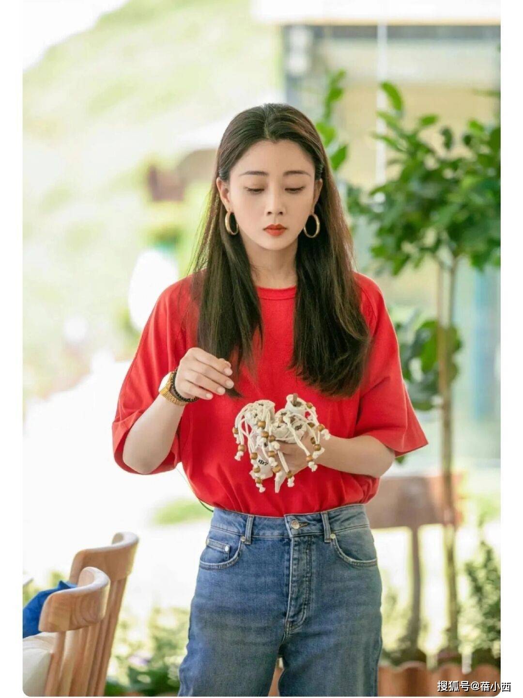 很值得中年女性借鉴时尚、优雅还减龄开元棋牌被45岁殷桃的穿搭惊艳到！(图4)