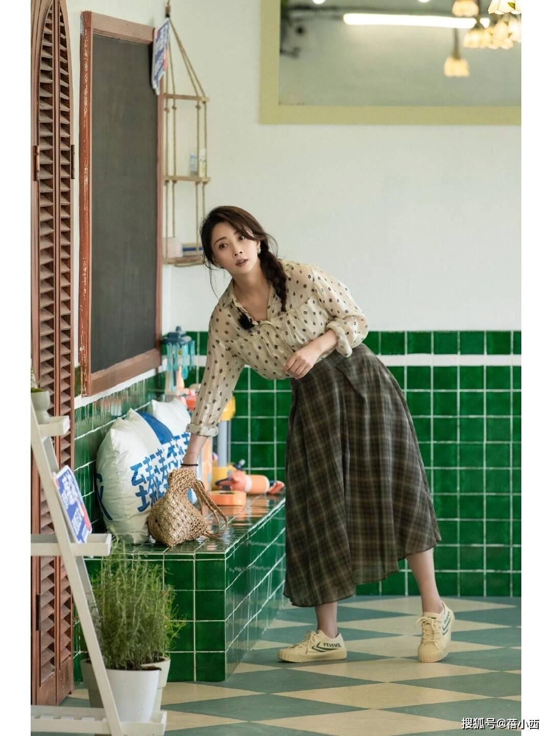 很值得中年女性借鉴时尚、优雅还减龄开元棋牌被45岁殷桃的穿搭惊艳到！(图5)