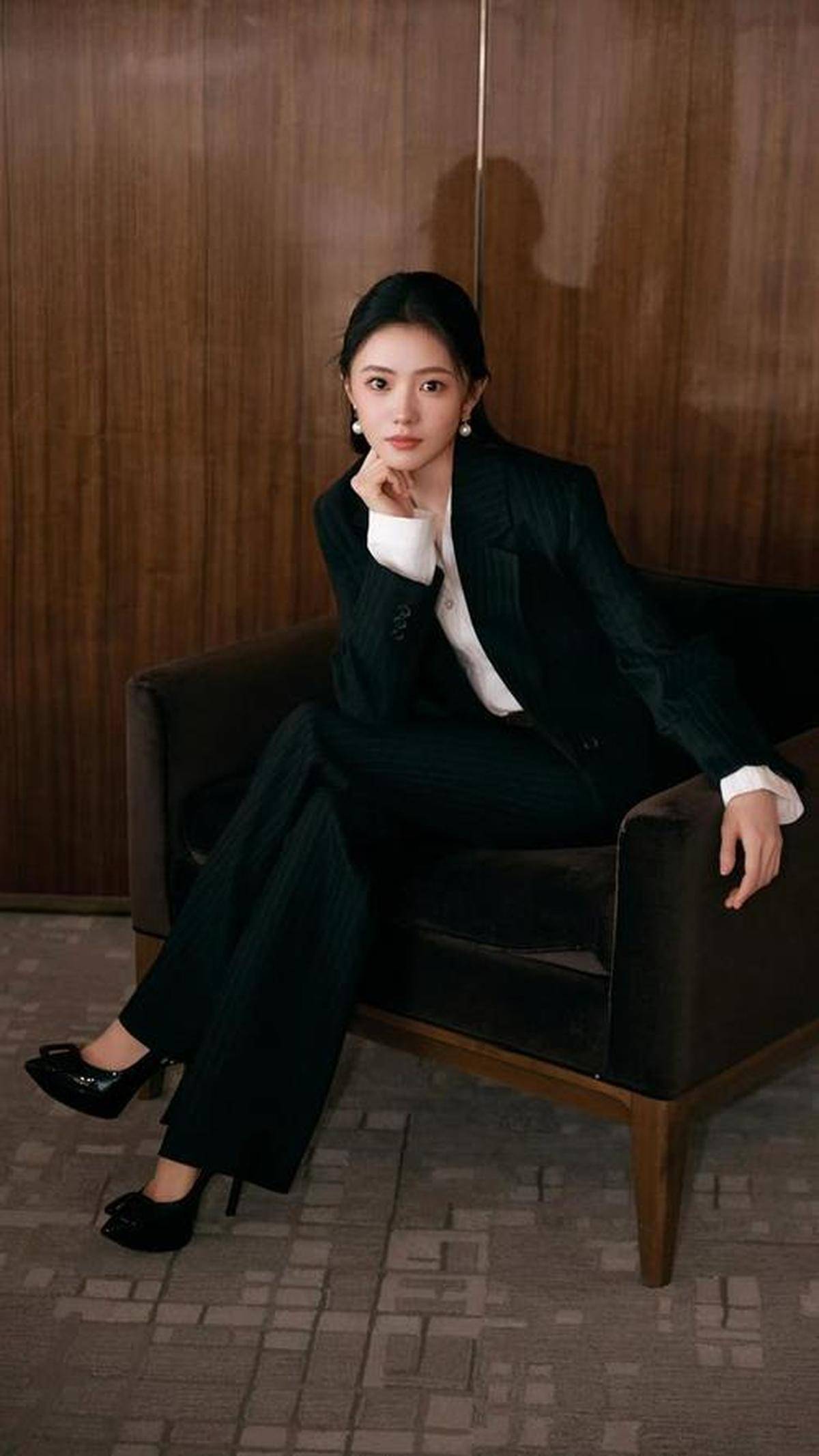 搭利落大气气场更飒爽开元棋牌黑色系通勤穿