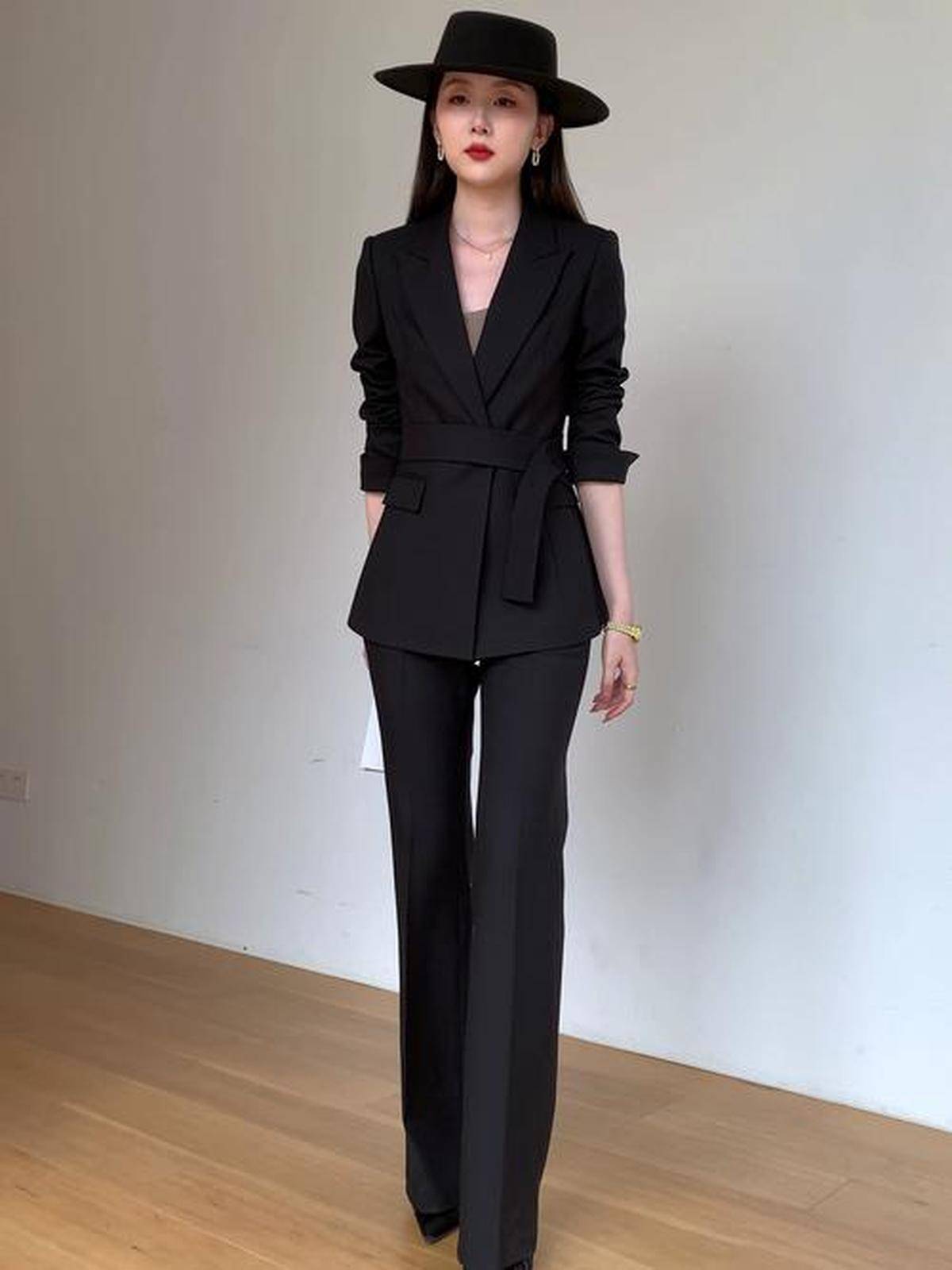 搭利落大气气场更飒爽开元棋牌黑色系通勤穿(图2)